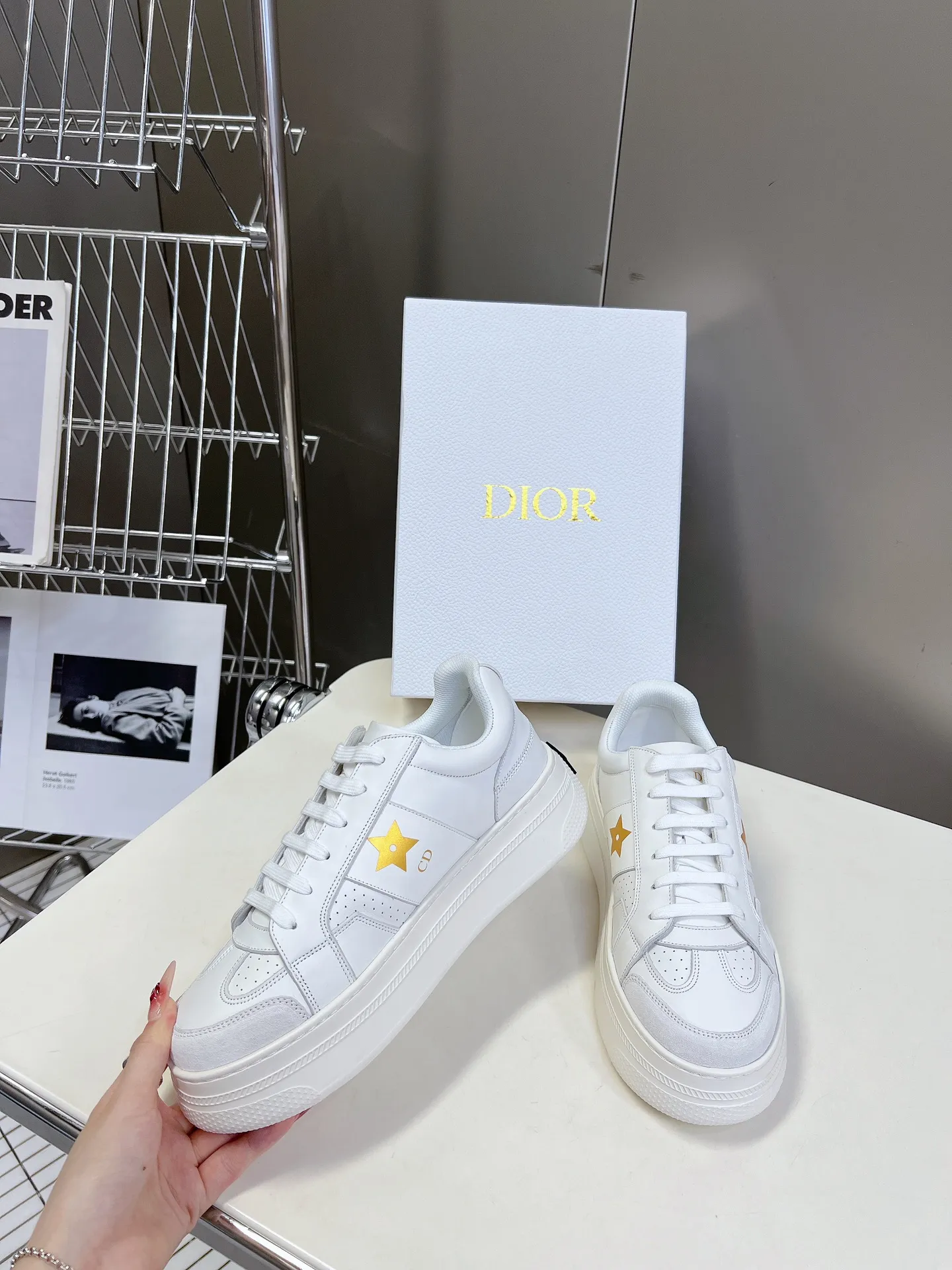 👟👟Ex-factory price 640👟👟 Dior's new platform shoes thick-soled casual shoes. Purchased and developed from Taikoo Hui RMB 16,400. These Dior Star sneakers continue the timeless silhouette and are carefully made of cow leather, so they are particularly comfortable on the feet. They are decorated with tonal suede panels and metal stars to decorate the lace eyelets to enhance the style. The lightweight style is matched with the "Christian Dior" logo thin sole, suitable for all seasons, and can be matched with all kinds of casual looks to add a finishing touch. Classic and super durable. The upper is stitched with cowhide. The original IP outsole height is 4CM. Size: 35-41. A full set of counter synchronized gift boxes 💝 packaging